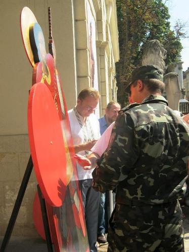 Львів: св.Юрія-змієборць- допомагає збирати кошти для Українського війська 